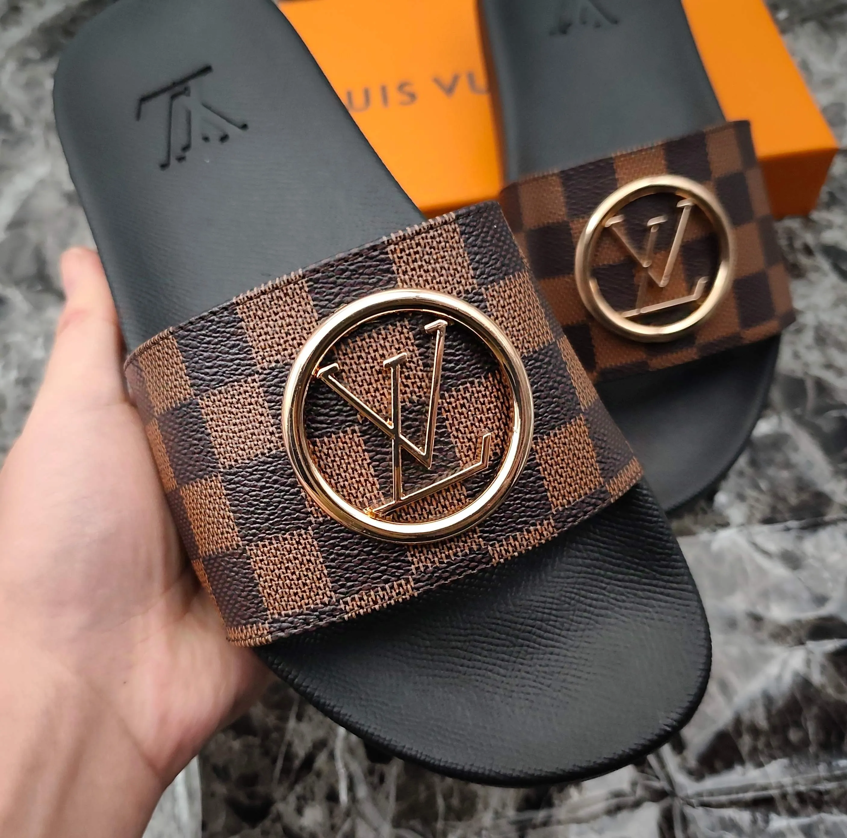 👟👟Ex-factory price 280👟👟 (available all year round) same style for men and women, size 35--48. Couple style🎗Louis Vuitton "LV" slippers, a much-anticipated one, so beautiful that it will melt your hearts❤! It is simply a masterpiece of extraordinary craftsmanship. It is a must-have for everyone. It is made by open mold. It feels Q-bounce and super soft on the feet. It is super delicate on the feet. It is an exclusive model. There are many layouts, so there is always one you like🎉🎉